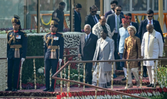 Le Premier ministre indien Narendra Modi, le président du Conseil européen António Costa, la présidente de la Commission européenne Ursula von der Leyen, la présidente de l'Inde Droupadi Murmu et le ministre indien de la Défense Rajnath Singh assistent au défilé du 77e anniversaire de la République indienne à New Delhi, le 26 janvier 2026 ( AFP / Sajjad HUSSAIN )