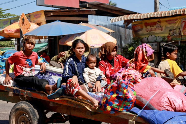 Photo diffusée par l'Agence Kampuchea Press (AKP), le 8 décembre 2025, montrant des habitants évacués après des affrontements le long de la frontière entre le Cambodge et la Thaïlande, dans la province d'Oddar Meanchey, au Cambodge ( Agence Kampuchea Press (AKP) / AKP )