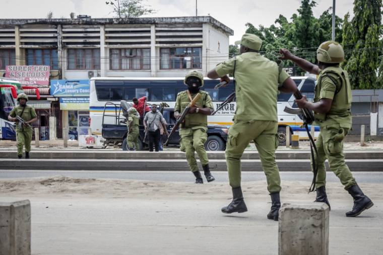 Des policiers tentent de disperser des manifestants lors de heurts à Dar es Salaam  pendant l’élection présidentielle  le 29 octobre 2025 en Tanzanie ( AFP / - )