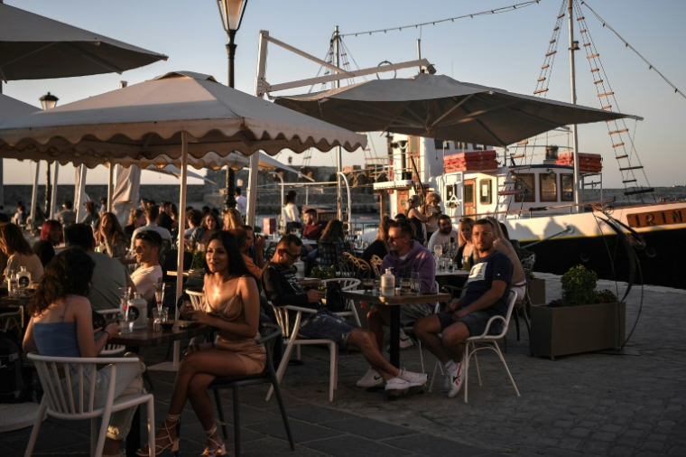 Le tourisme en Grèce, malgré un record de plus de 36 millions d'arrivées en 2024, souffre crument d'un manque de personnel ( AFP / Louisa GOULIAMAKI )