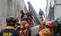 Des secouristes sur le site d'un bâtiment effondré après un séisme de magnitude 7,8 à General Santos, le 8 juin 2026 aux Philippines ( AFP / Ferdinandh Cabrera )