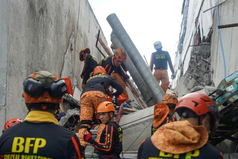 Des secouristes sur le site d'un bâtiment effondré après un séisme de magnitude 7,8 à General Santos, le 8 juin 2026 aux Philippines ( AFP / Ferdinandh Cabrera )
