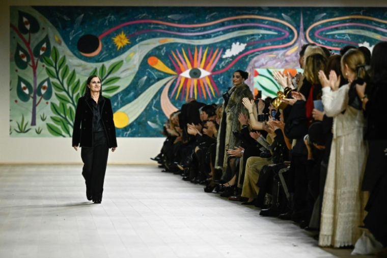 La créatrice italienne Maria Grazia Chiuri à la fin de la présentation Dior Haute Couture Femme Printemps/Été 2025 au Musée Rodin à Paris, le 27 janvier 2025 ( AFP / JULIEN DE ROSA )