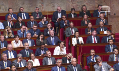 La dissolution, pas "une option, mais une obligation" pour Macron (Marine Le Pen)
