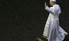 Le pape Léon XIV se rend au Vatican avant la prière "Regina Caeli", le 11 mai 2025 ( AFP / Filippo MONTEFORTE )