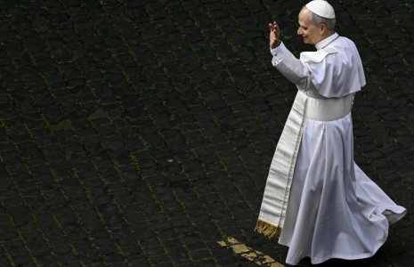 Le pape Léon XIV se rend au Vatican avant la prière "Regina Caeli", le 11 mai 2025 ( AFP / Filippo MONTEFORTE )