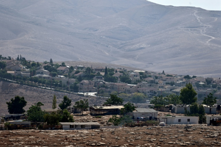 La communauté bédouine d'Abu Nuwar (arrière-plan) au sud-est de la localité d'al-Eizariya, également connue sous le nom de Bethanie, le 30 septembre 2025 ( AFP / Zain JAAFAR )