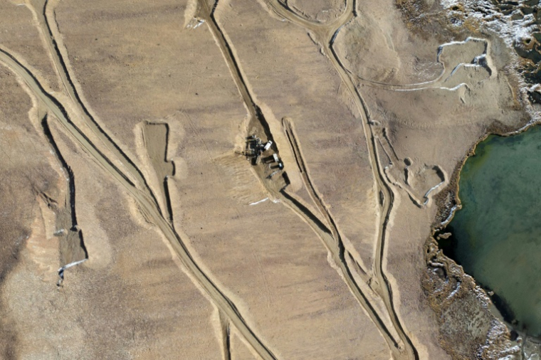 Vue aérienne des routes construites pour le projet de mine de cuivre Los Azules, situé dans la cordillère des Andes à Calingasta, dans la province de San Juan, en Argentine, le 21 avril 2026 ( AFP / Luis ROBAYO )