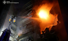 Photo prise et diffusée par le Service des situations d'urgence d'Ukraine, le 23 avril 2026, montrant des pompiers luttant contre un incendie dans un immeuble résidentiel endommagé par une attaque russe à Dnipro ( Service des situations d'urgence d'Ukraine / Handout )