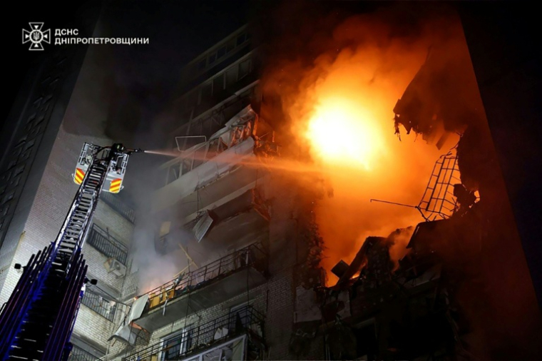 Photo prise et diffusée par le Service des situations d'urgence d'Ukraine, le 23 avril 2026, montrant des pompiers luttant contre un incendie dans un immeuble résidentiel endommagé par une attaque russe à Dnipro ( Service des situations d'urgence d'Ukraine / Handout )