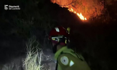 Les pompiers luttent de nuit contre un incendie dans l'est de l'Espagne