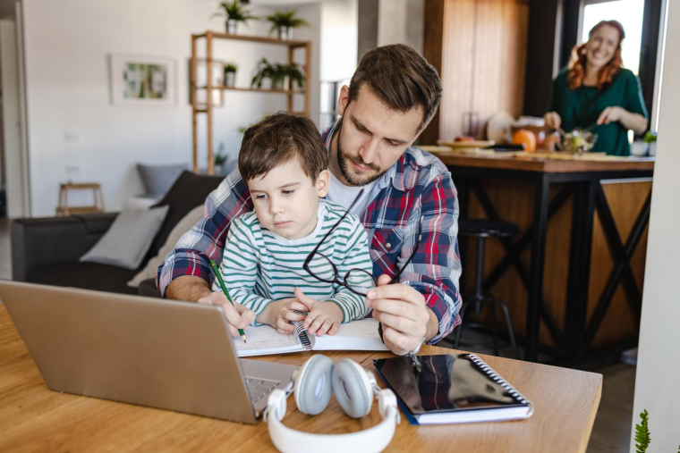 Pour Antoine, travailler à son compte, c’est la liberté. Mais cette liberté s’accompagne aussi d’une responsabilité: veiller à la sécurité financière de sa famille, même en cas d’imprévu. ( crédit photo : Getty Images )