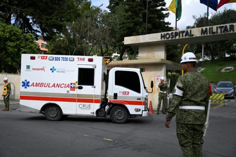 Une ambulance arrive à l’hôpital militaire de Bogota le 23 mars 2026, après le crash d’un Hercules de l’Armée de l’air lors du décollage à Puerto Leguizamo, en Colombie ( AFP / RAUL ARBOLEDA )