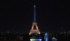 La tour Eiffel illuminée aux couleurs de l'Ukraine