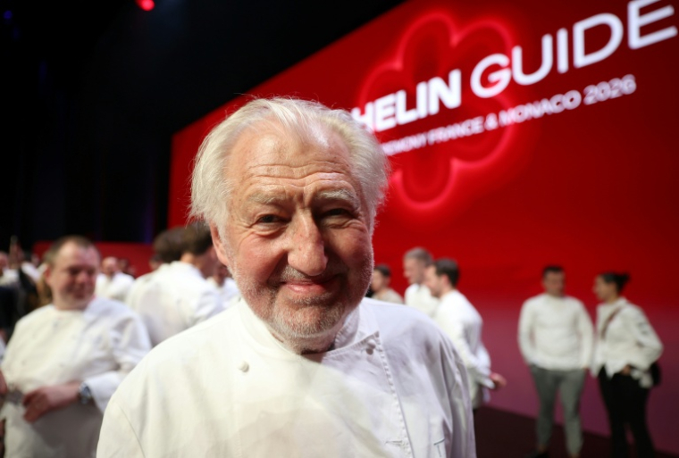 Le chef Pierre Gagnaire après avoir reçu le prix de « Chef Mentor » 2026 à l'issue de la cérémonie de remise des prix du Guide Michelin 2026 à Monaco, le 16 mars 2026 ( AFP / Valery HACHE )