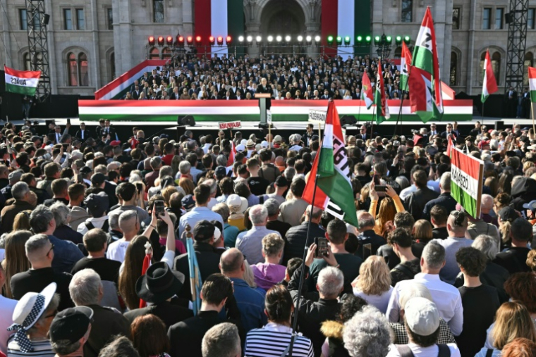 Le Premier ministre hongrois Viktor Orbán (C) s'adresse à ses partisans lors d'un meeting de campagne, le 15 mars 2026 à Budapest  ( AFP / Attila KISBENEDEK )