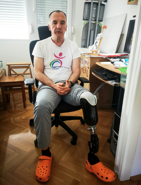 Mirsad Tokic, ancien démineur qui a perdu une jambe dans une explosion en 2007, dans son appartement à Zagreb, le 25 mars 2026 en Croatie ( AFP / Tina SMOLE )