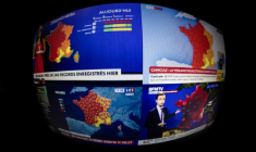 La carte de France avec la vigilance canicule rouge vue sur des écrans retransmettant plusieurs chaînes de télévision françaises le 24 juin 2026, à Paris ( AFP / Joel Saget )
