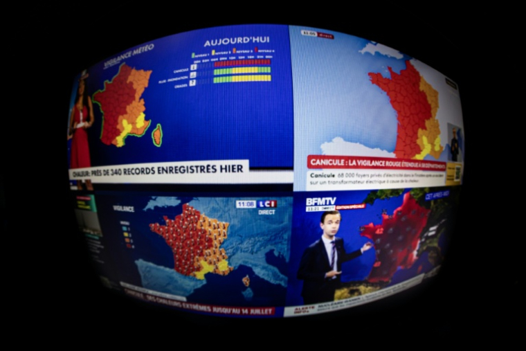 La carte de France avec la vigilance canicule rouge vue sur des écrans retransmettant plusieurs chaînes de télévision françaises le 24 juin 2026, à Paris ( AFP / Joel Saget )