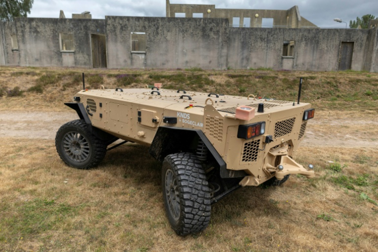 Les robots pourront être équipés de drones, de mitrailleuse ou encore de munitions intelligentes, comme cet engin photographié le 2 juillet à Coëtquidan, dans l'ouest de la France ( AFP / Fred TANNEAU )