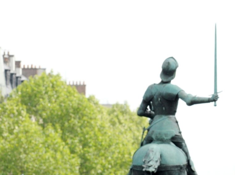 La statue équestre de Jeanne d'Arc, par le sculpteur français Paul Dubois, le 9 juin 2010, place Saint-Augustin à Paris ( AFP / BERTRAND LANGLOIS )