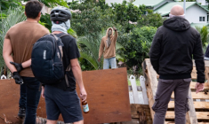 Des résidents font face à un militant à Nouméa, le 15 mai 2024. ( AFP / DELPHINE MAYEUR )