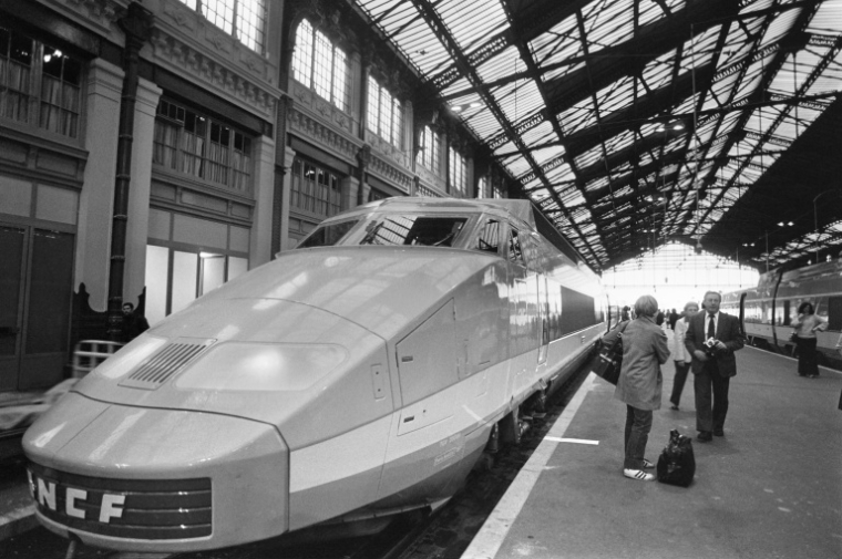 Le premier TGV commercial, le Paris-Lyon, le 27 septembre 1981, à Paris ( AFP / DOMINIQUE FAGET )