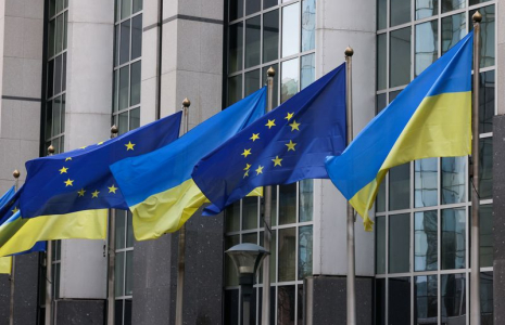 Des drapeaux ukrainiens flottent devant le bâtiment du Parlement européen