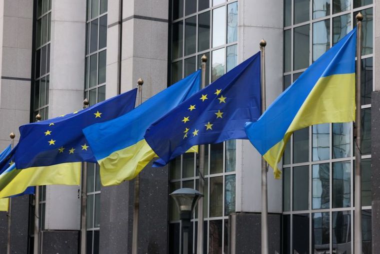 Des drapeaux ukrainiens flottent devant le bâtiment du Parlement européen