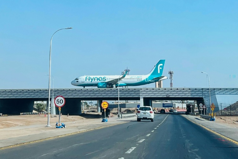 Un vol de la compagnie Flynas atterrit à l'aéroport international King Khalid à Ryad, pris pour cible dans le cadre du conflit avec les Houthis, le 19 septembre 2026 ( AFP / - )