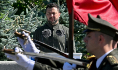 Le président ukrainien Volodymyr Zelensky lors d'une cérémonie militaire, le 23 août 2026 à Kiev  ( AFP / Sergei SUPINSKY )