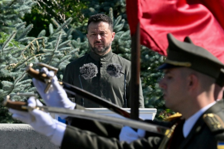 Le président ukrainien Volodymyr Zelensky lors d'une cérémonie militaire, le 23 août 2026 à Kiev  ( AFP / Sergei SUPINSKY )