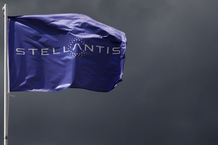 Un drapeau portant le logo de Stellantis