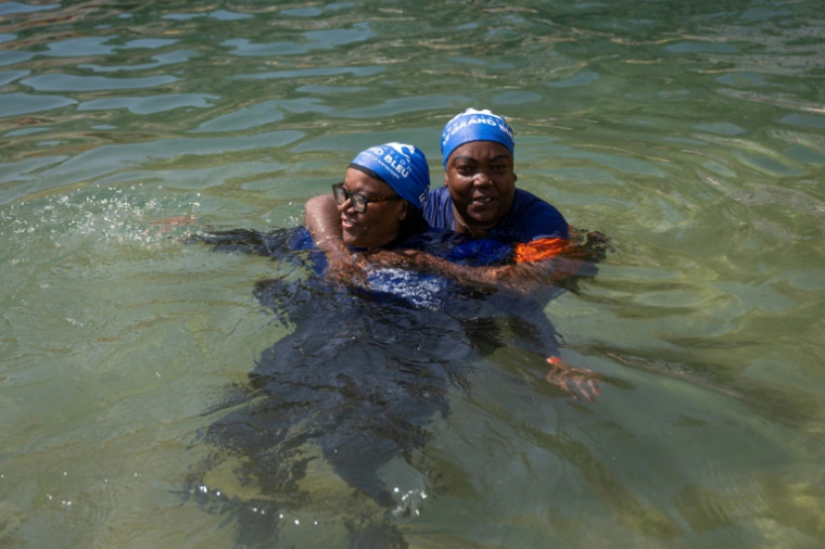Nadia Hamada et son amie Zaina Moussahaziri participent à un cours de natation proposé aux mères des quartiers Nord de Marseille par l'association "Le Grand Bleu" dans une piscine d'eau de mer près du port de l'Estaque, le 11 août 2025 ( AFP / Miguel MEDINA )