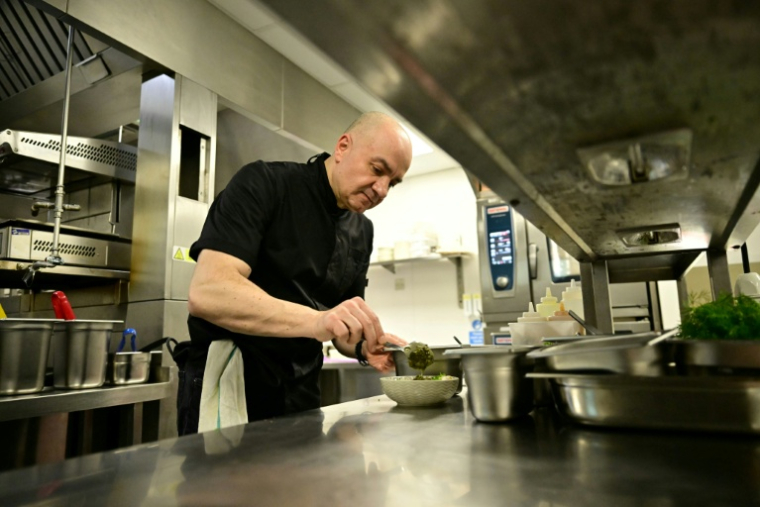 Le chef cuisinier Imad Alarnab, qui a fui la Syrie en 2015, dans l'un de ses restaurants à Londres le 4 février 2026 ( AFP / Ben STANSALL )