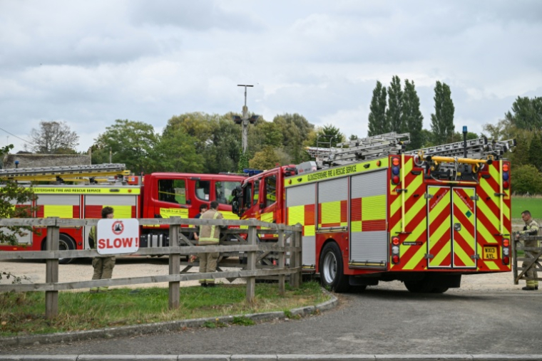 Des pompiers stationnés près de la base aérienne de Fairford, dans le sud-ouest de l'Angleterre, le 27 septembre 2026 ( AFP / JUSTIN TALLIS )