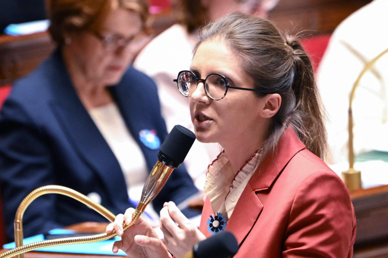 Aurore Bergé, ministre déléguée à l'Égalité entre les femmes et les hommes et à la Lutte contre les discriminations, s'exprime lors d'une séance de questions au gouvernement à l'Assemblée nationale, à Paris, le 6 mai 2025. ( AFP / BERTRAND GUAY )