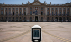 Un thermomètre indique une température de 51,6°C au niveau du sol de la place du Capitole à Toulouse, le 23 juin 2026 ( AFP / Ed JONES )