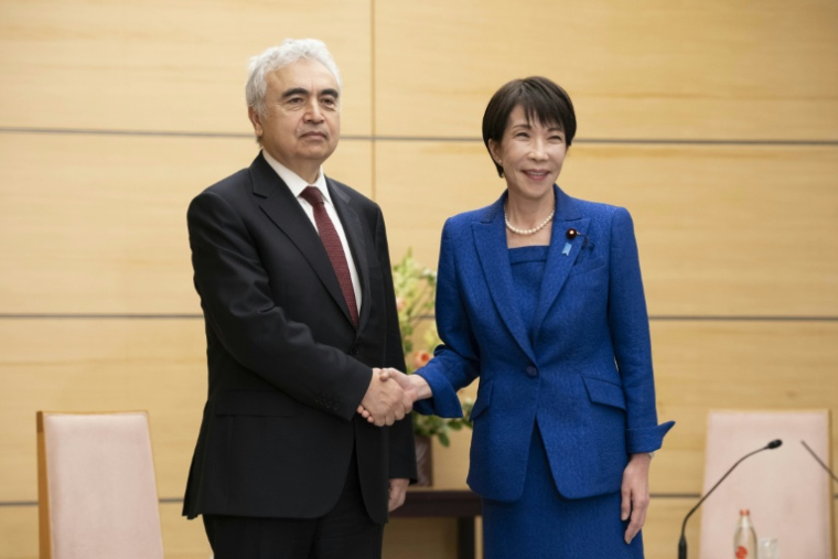 Le directeur de l'Agence internationale de l'énergie (AIE), Fatih Birol et la Première ministre japonaise Sanae Takaichi avant une réunion à Tokyo le 25 mars 2026 ( POOL / Yuichi YAMAZAKI )