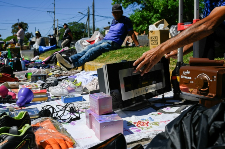 Des objets d'occasion vendus sur un marché de rue à Villa Fiorito, dans la banlieue de Buenos Aires, le 19 octobre 2025 en Argentine ( AFP / Luis ROBAYO )