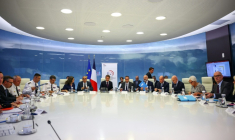 Réunion d'une "cellule interministérielle de crise" au ministère de l'Intérieur consacrée aux incendies, et présidée par Emmanuel Macron, le 27 juillet 2026 à Paris ( POOL / Sarah Meyssonnier )