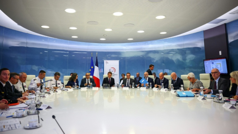 Réunion d'une "cellule interministérielle de crise" au ministère de l'Intérieur consacrée aux incendies, et présidée par Emmanuel Macron, le 27 juillet 2026 à Paris ( POOL / Sarah Meyssonnier )