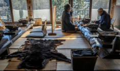 Des clients déjeunent près d'une fourrure d'ours dans un restaurant qui sert de la viande de plantigrade, le 12 décembre 2025 à Chichibu, dans la préfecture de Saitama, au Japon ( AFP / Yuichi YAMAZAKI )