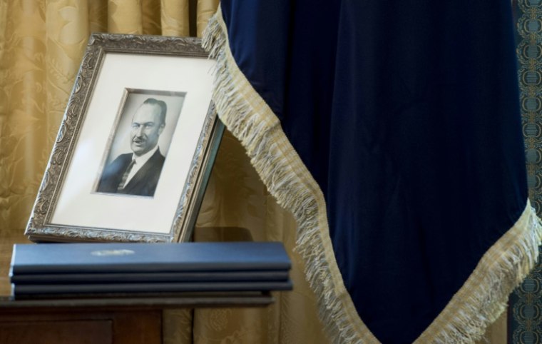 Une photo de Fred Trump, le père du président américain Donald Trump, dans le bureau ovale de la Maison Blanche à Washington, le 9 février 2017 ( AFP / SAUL LOEB )