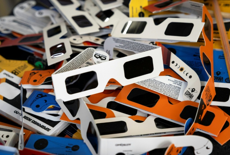 Des lunettes d'observation d'éclipse, certifiées conformes à la norme de sécurité internationale ISO 12312-2:2015, à Palma de Mallorca, en Espagne, le 25 juin 2026 ( AFP / Jaime REINA )