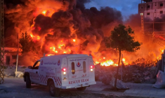 Une ambulance garée devant un brasier après un bombardement israélien visant une ferme solaire et une installation de production d’électricité à Tyr, au Liban, le 4 mars 2026 ( AFP / Kawnat HAJU )