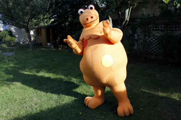 Yves Brunier, cocréateur et interprète  de Casimir, porte le costume du célèbre dinosaure à Saint-Maur-des-Fossés, près de Paris, le 16 septembre 2014 ( AFP / FRANCOIS GUILLOT )