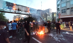 Des Iraniens protestent après la mort de Mahsa Amini, une femme décédée après avoir été arrêtée par la "police de la moralité" à Téhéran, en Iran