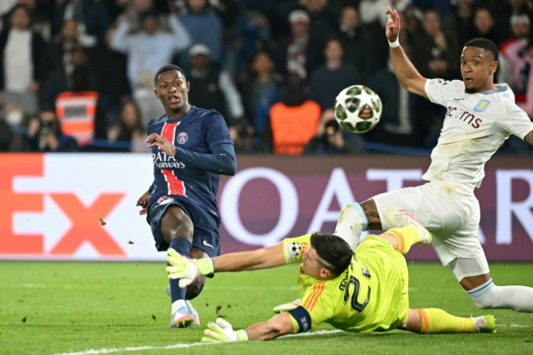 Le défenseur portugais du PSG Nuno Mendes (g) buteur lors de la victoire 3-1 contre Aston Villa en quart de finale aller de Ligue des champions, le 9 avril 2025 au Parc des Princes ( AFP / Bertrand GUAY )
