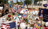 Un mémorial improvisé en hommage à l'influenceur conservateur et fondateur de Turning Point USA, Charlie Kirk, devant le siège de Turning Point USA à Phoenix, en Arizona, le 14 septembre 2025 ( AFP / CHARLY TRIBALLEAU )